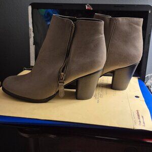 NWOT. Ankle Boots by ,Reneeze.. sz 9 /40 .